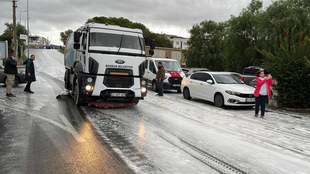 Önce tuhaf bir koku yayıldı, sonra köpükler ortaya çıktı! Mahalleliyi endişelendiren anlar 12